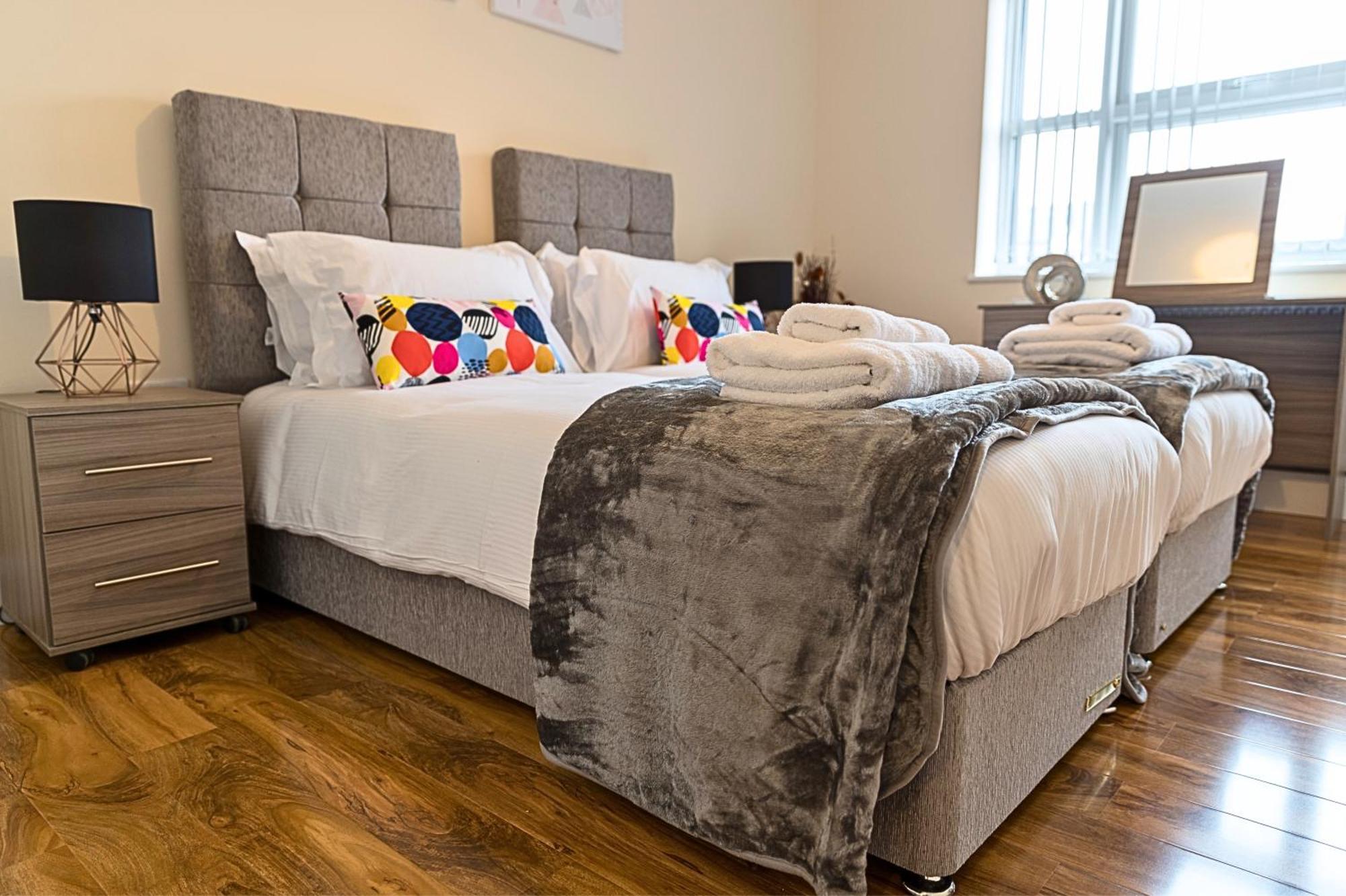 Heathrow Rare Find 2 Bedroom Plus 2 Bathroom Flat - Sleeps 6- Free Parking- Close To Heathrow Terminals-Quiet Development Stanwell Exterior photo